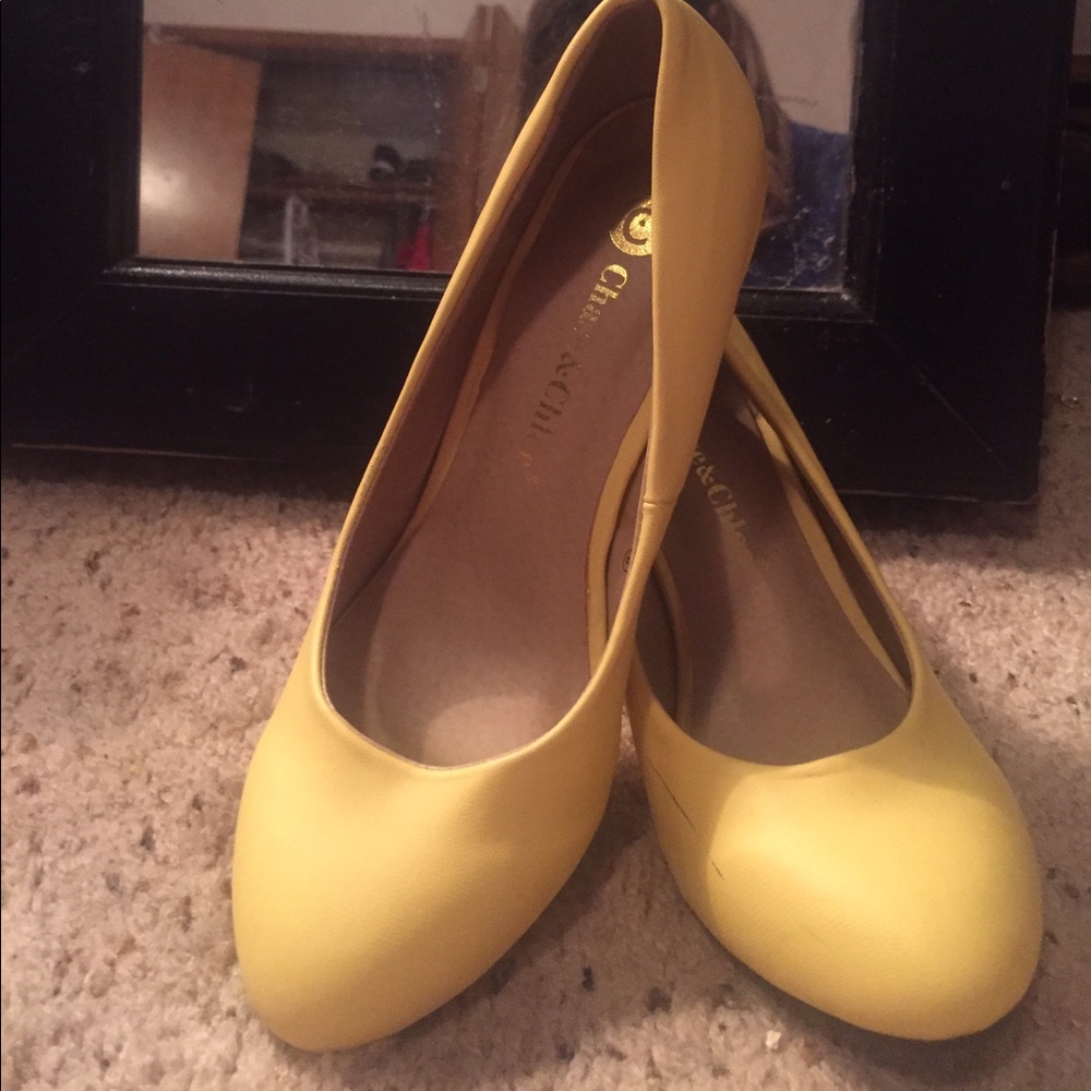 NWOT chase & chloe yellow kitten heels size 6