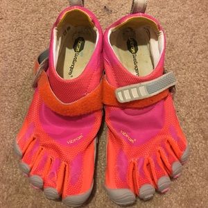 Women's pair of vibrams size 40