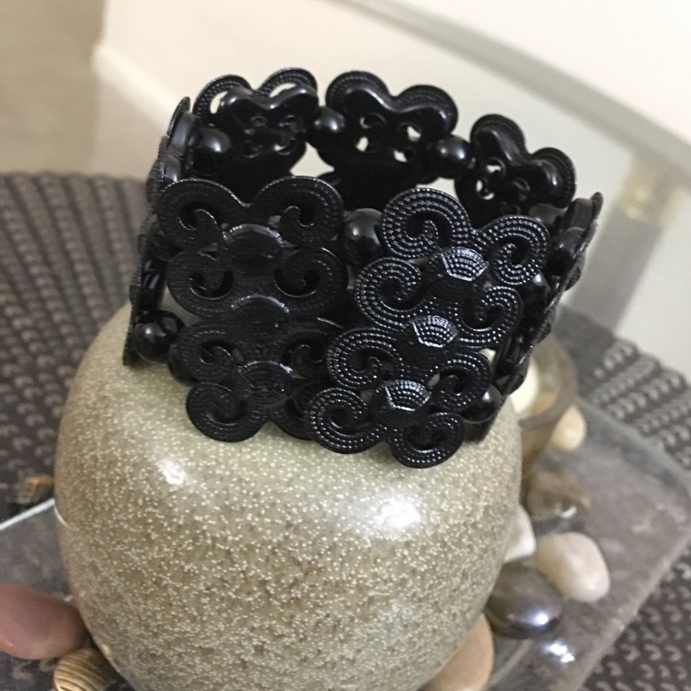 Elastic metal bracelet in black