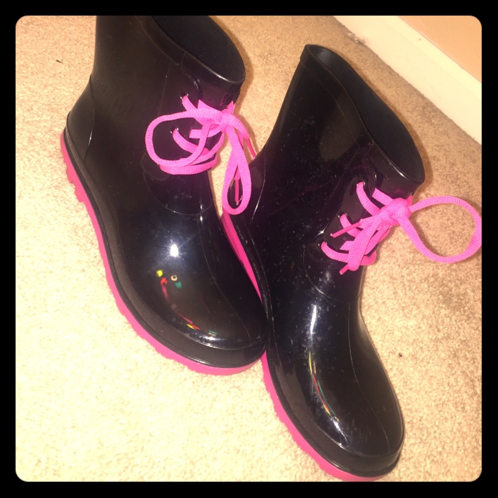 Short rain boots