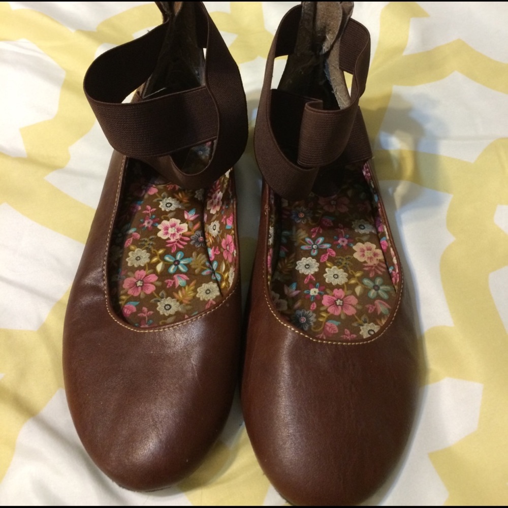 Shoes strappy flat ballet type