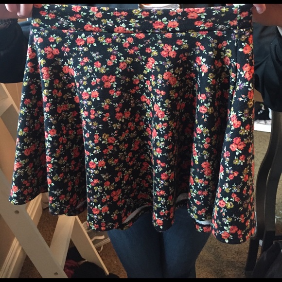 Cute mini skirt - Picture 1 of 2