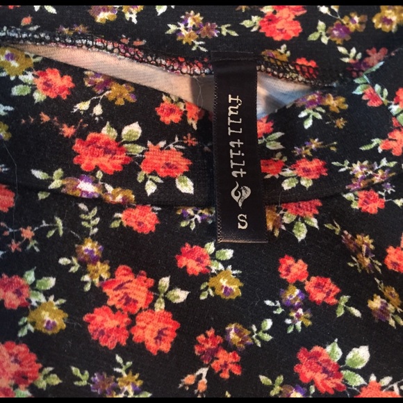 Cute mini skirt - Picture 2 of 2