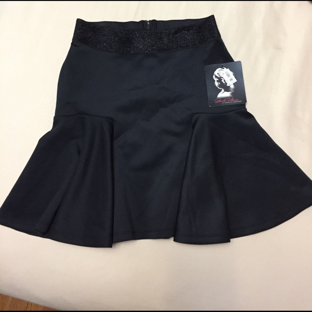 🎉SALE TODAY🎉Beautiful black trumpet skirt
