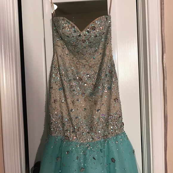 Prom dress - Picture 2 of 4