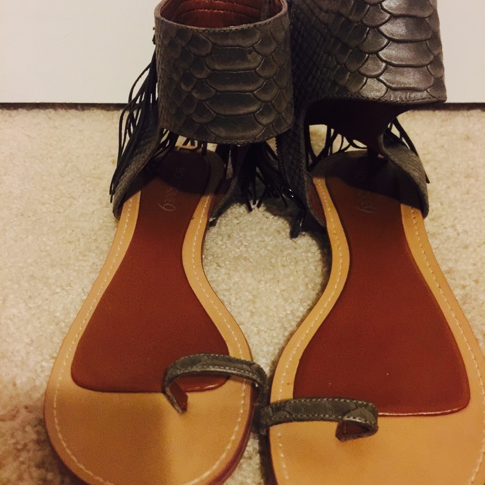 Fringe toe ring sandals