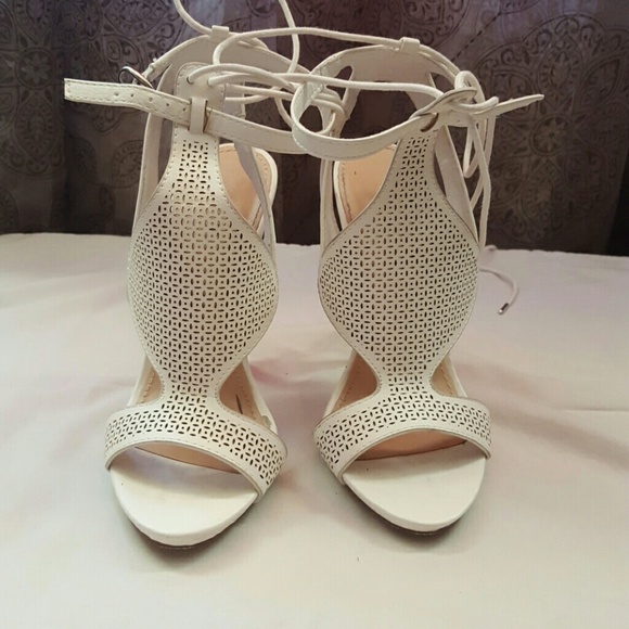 White high heels - Picture 5 of 7