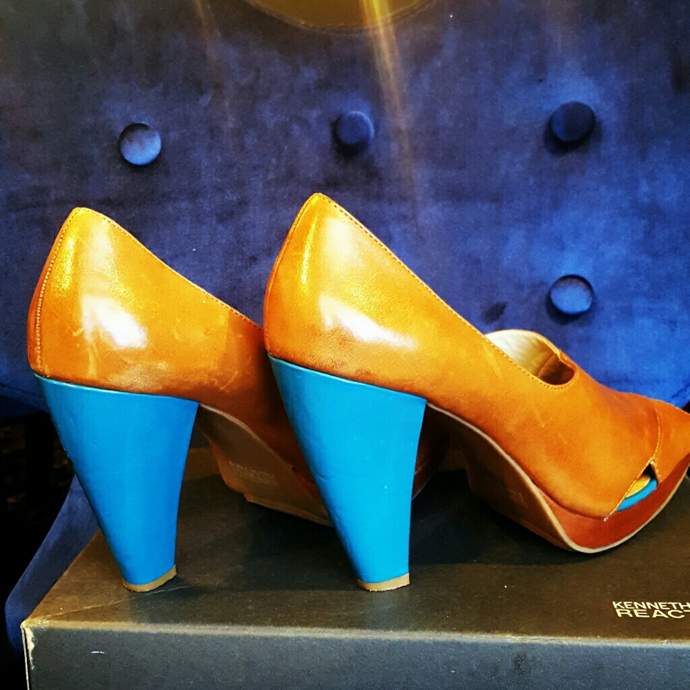 High heel funky sandal head turn