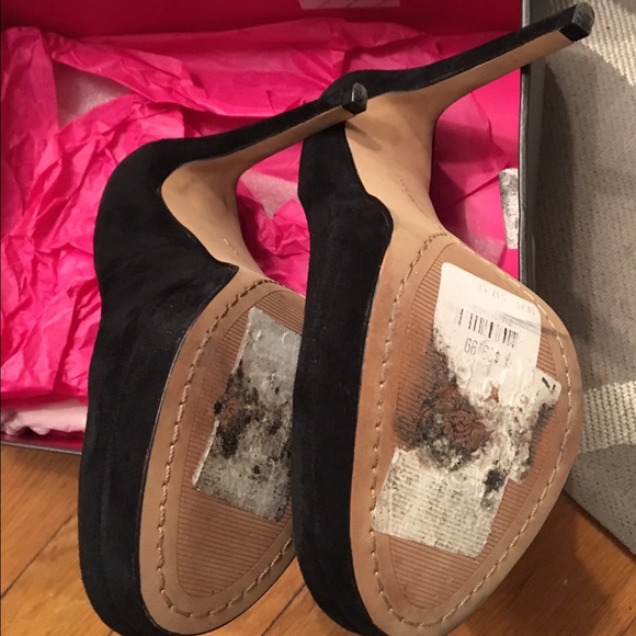 Vince Camuto Sarika Black Suede Heels - Picture 4 of 6