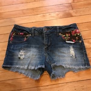 Denim Shorts w/Flower Details