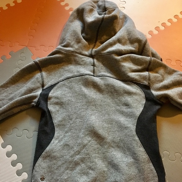 Lululemon tops size 2 - Picture 4 of 4