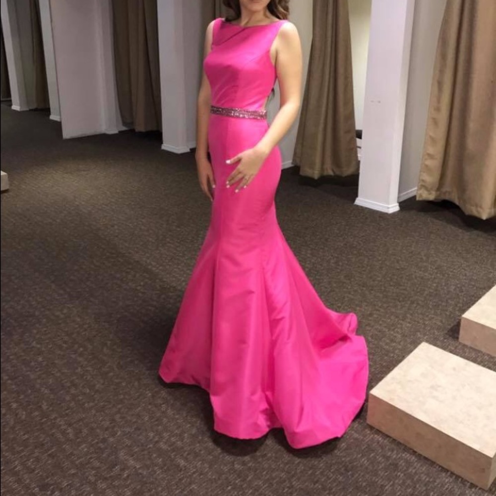 SHERRI HILL SIZE 6