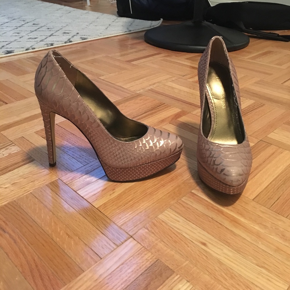 Enzo Angiolini nude and gold heels