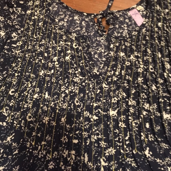 Francesca's navy and white floral blouse - Picture 2 of 3