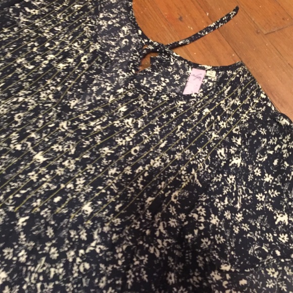 Francesca's navy and white floral blouse - Picture 3 of 3