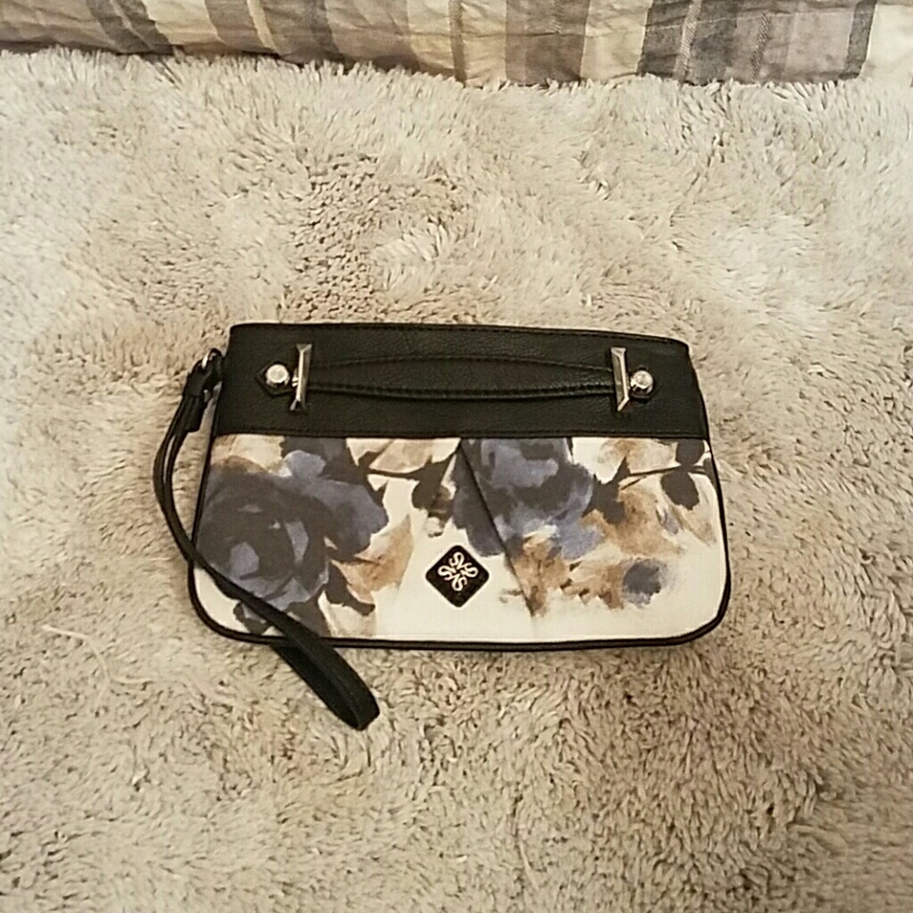 Small wrislet with blue roses