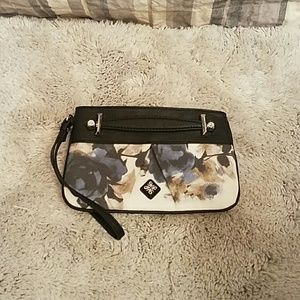 Small wrislet with blue roses