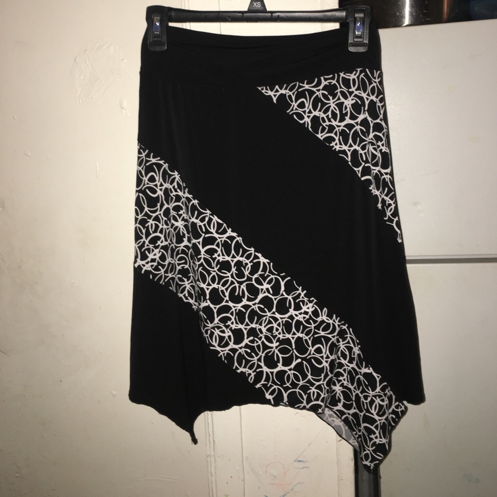 PRICE DROP ⬇️ Black & white flowy skirt