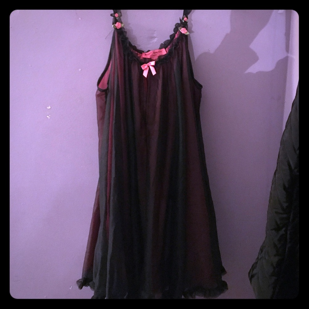 Betsey Johnson m- pink and black night gown