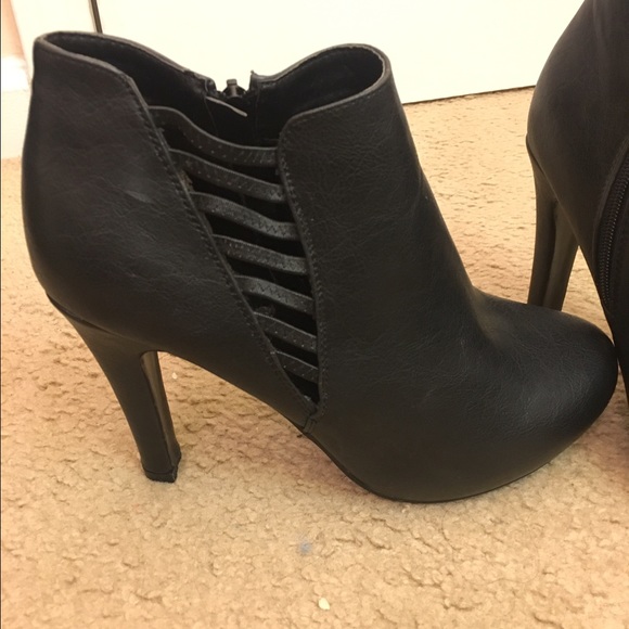 Forever 21 strappy black bootie heels - Picture 3 of 6