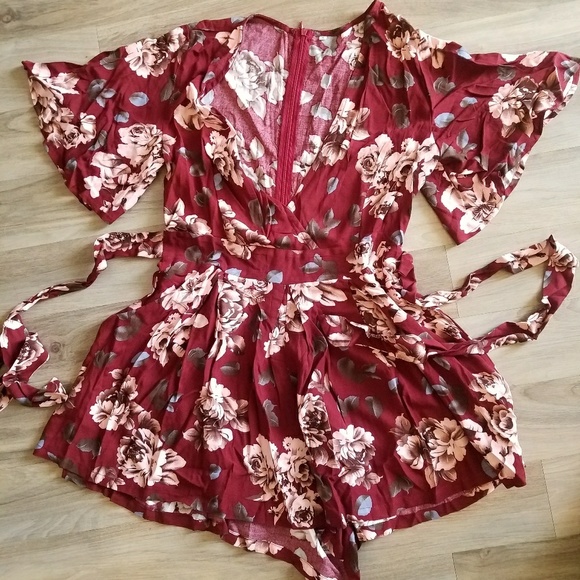•Sale•Floral Print Vneck Romper - Picture 7 of 8