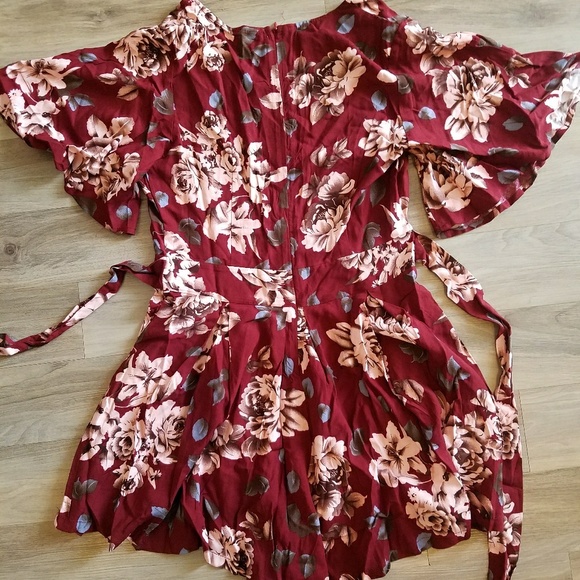 •Sale•Floral Print Vneck Romper - Picture 8 of 8
