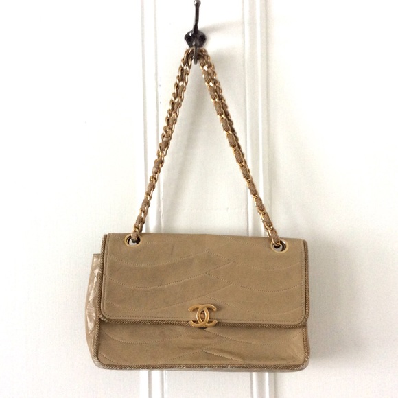 CHANEL Handbags - 💃🏼❌CHANEL ❌SOLD.  tan chain Bag AUTHENTIC RARE
