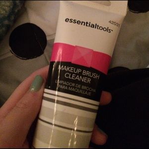 Essential tool makeup brush cleaning gel