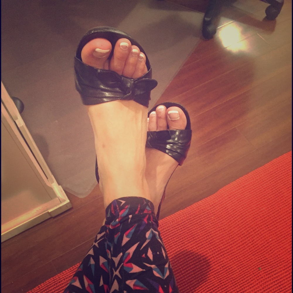 Adorable Bandolino wedge slides