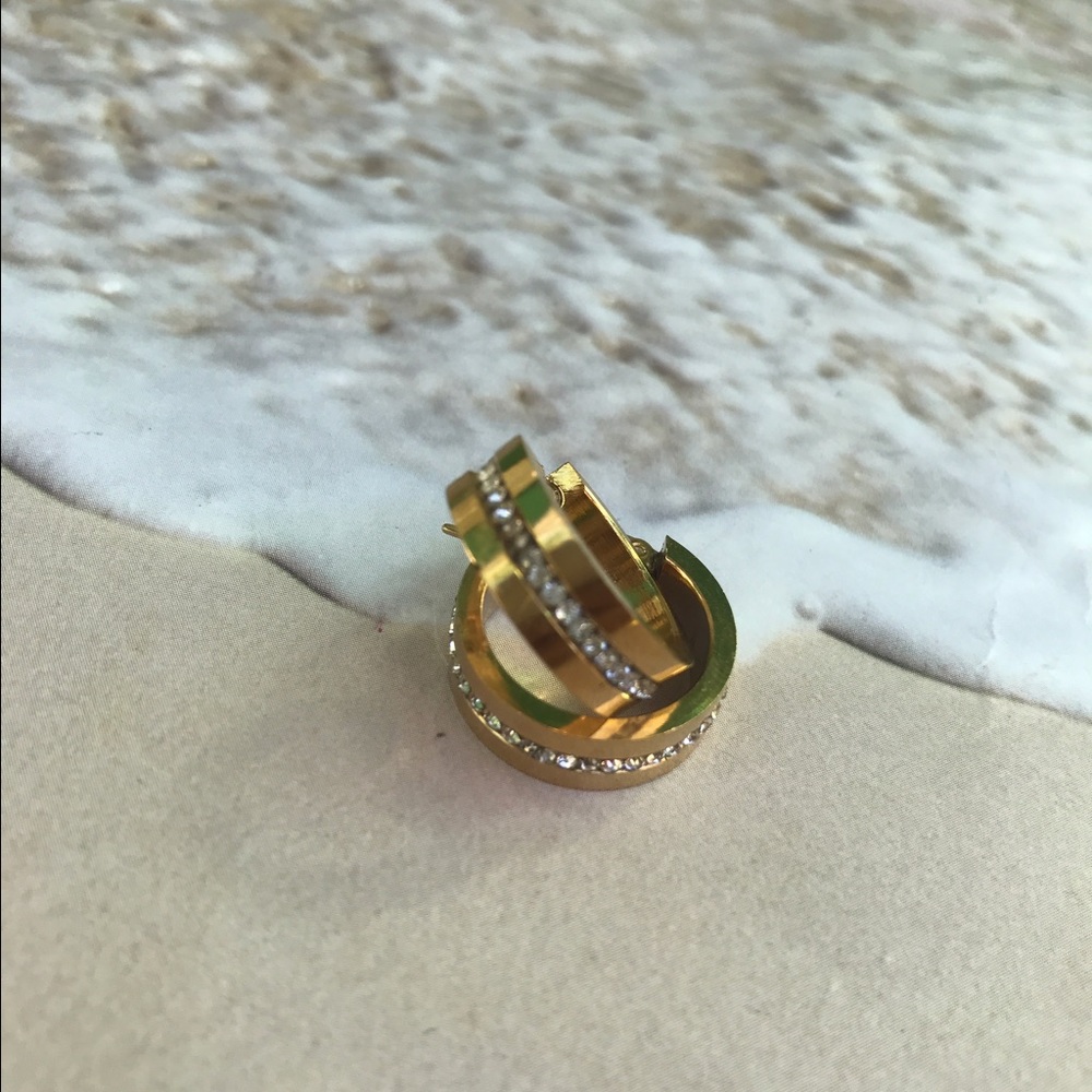 ❣️🌼GOLD TONE HOOPS🌼❣️