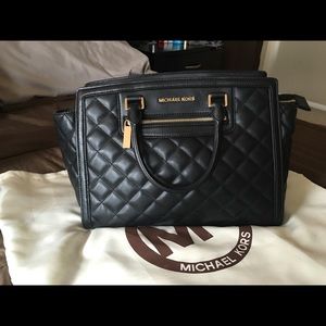 Michael Kors purse on perfect condition!
