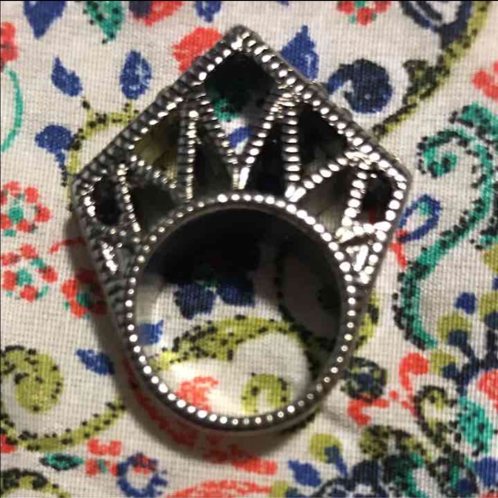 Costume alloy metal ring with crystals