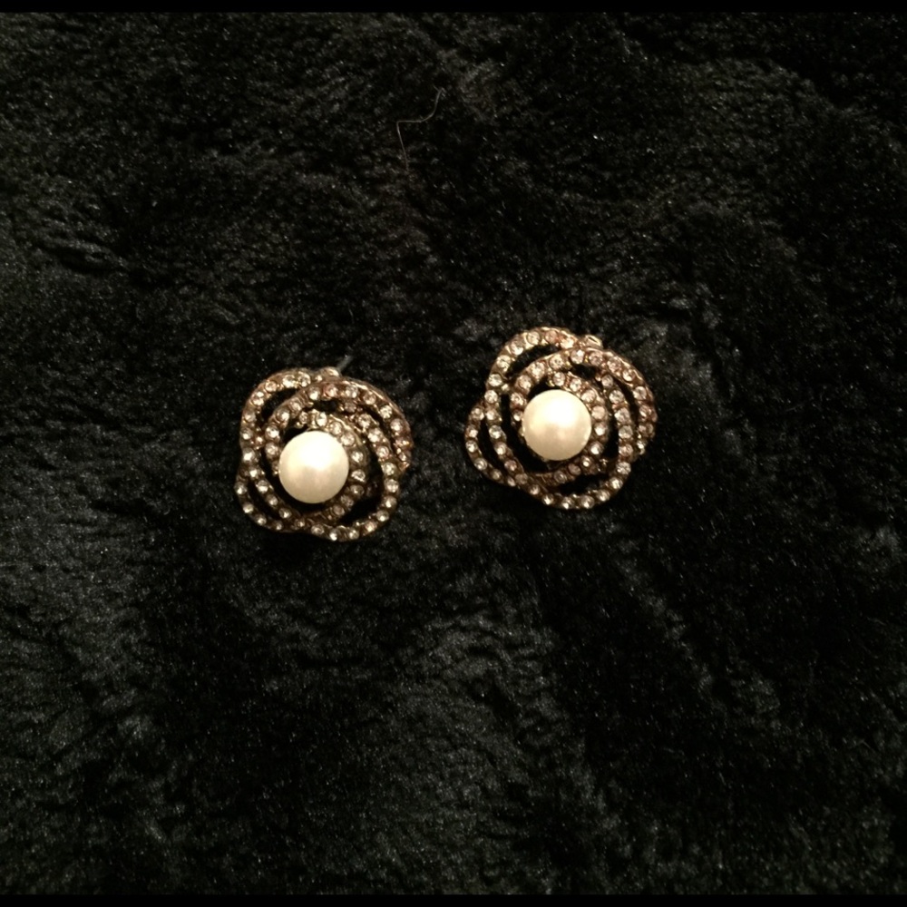 Beautiful pearl and faux crystal earrings