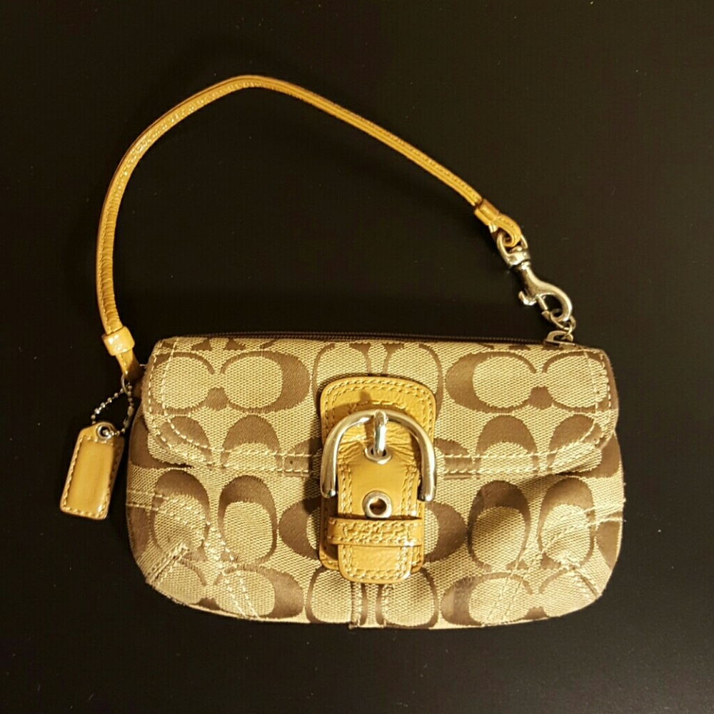 ❌❌SOLD❌❌Coach Signature Wristlet
