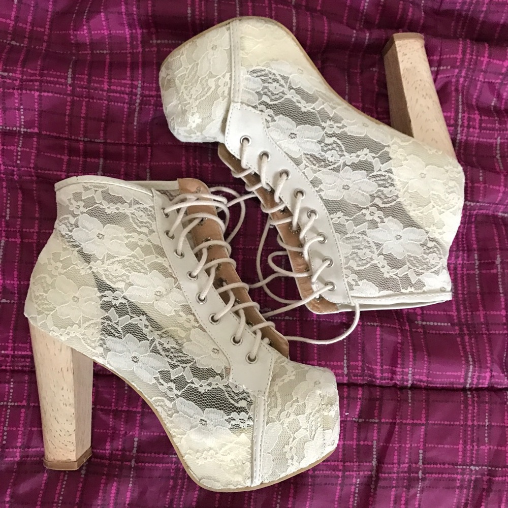 Lace chunky heel bootie