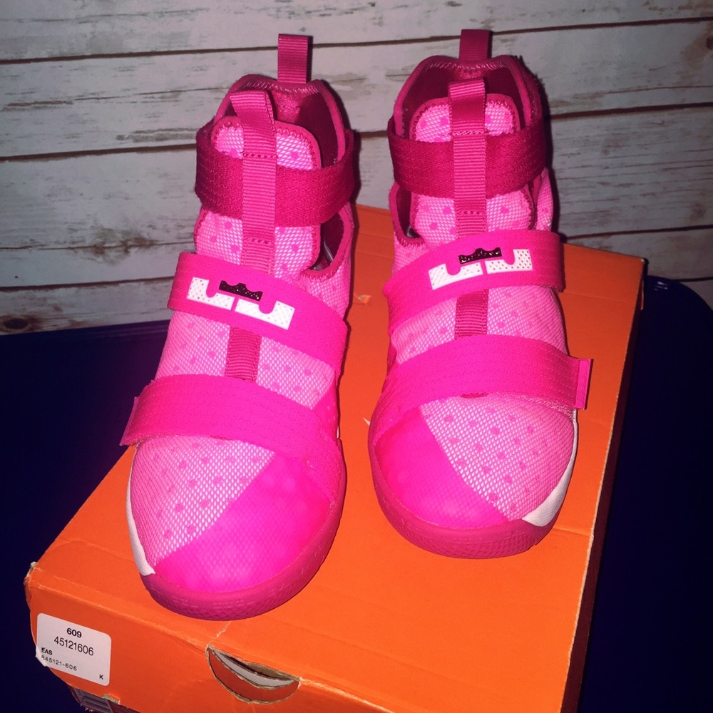 ⛹🏻‍♀️ PINK Lebron Soldier 10