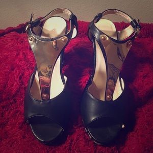 Torrid Sz 10 sandaled heel. B & W w/ gold plate