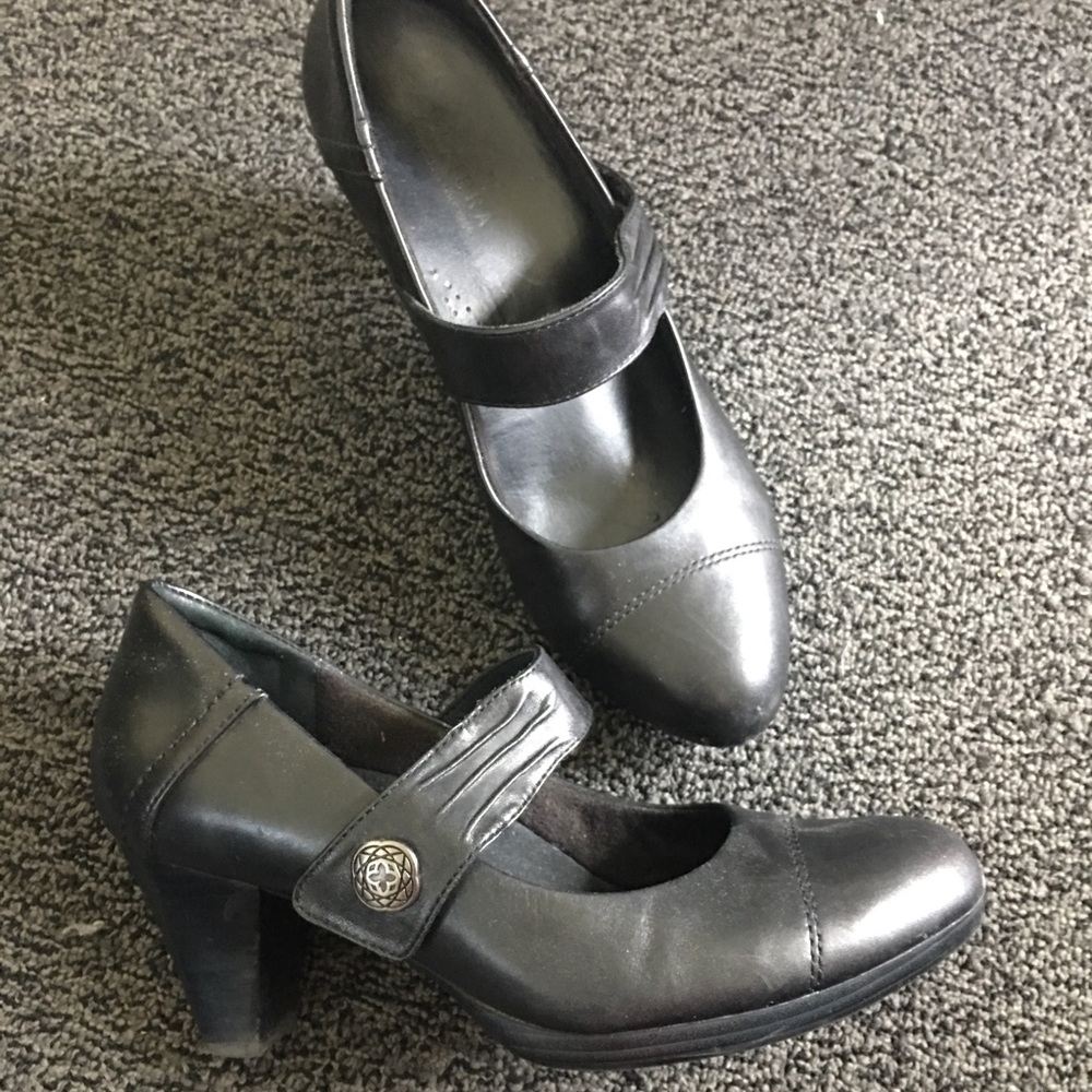 Ziera black pointed toe heels