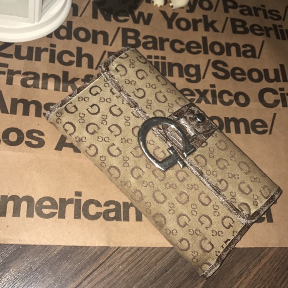 guess wallet