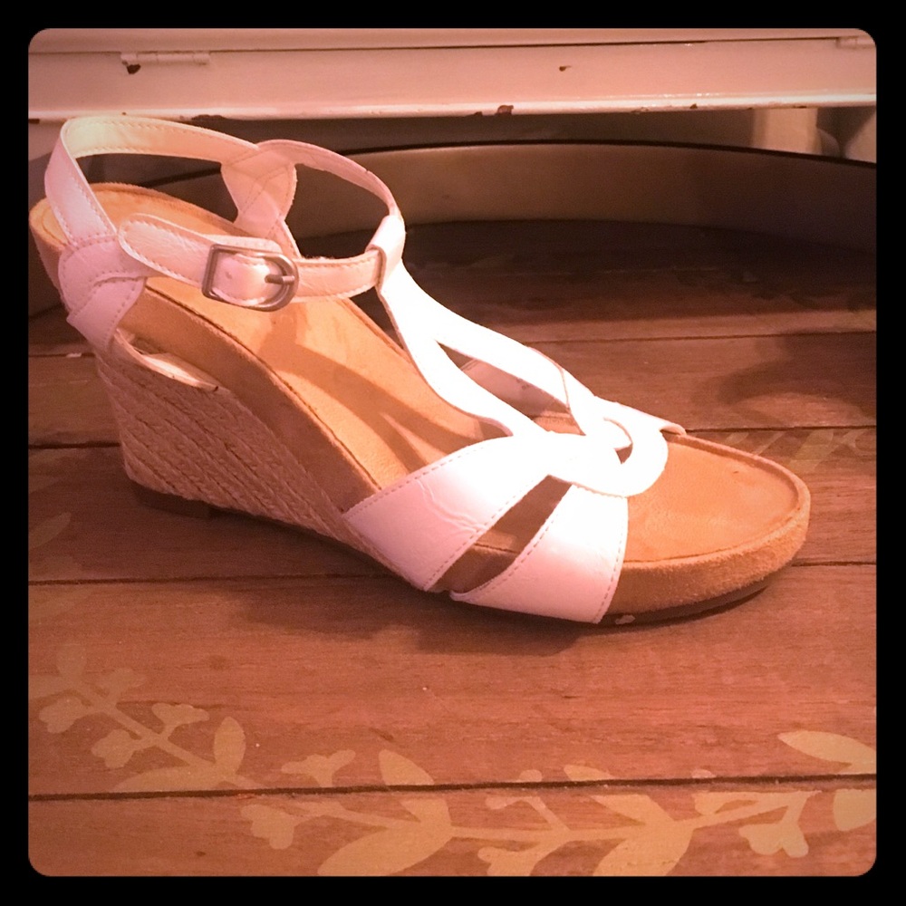 White Wedges