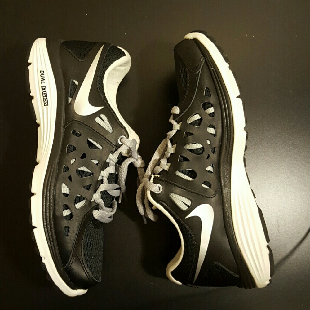 $25 OBO NIKE Dual Fusion Run 2 Shoes (Size 6)