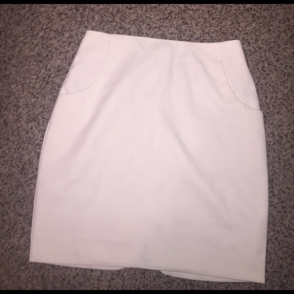 NWOT Fully lined H&M cream skirt size 6