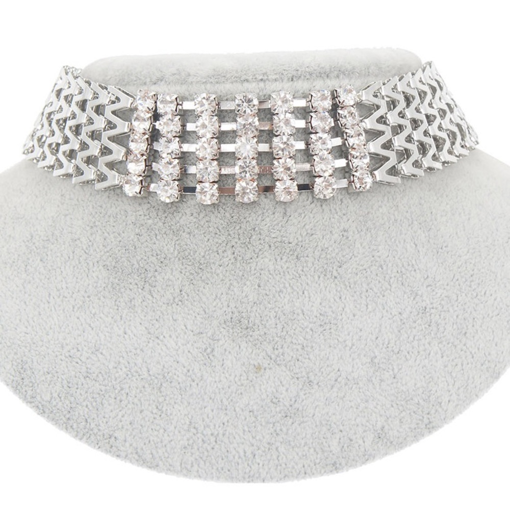 LAST ONE SILVER choker w/ rhinestones in center ✨
