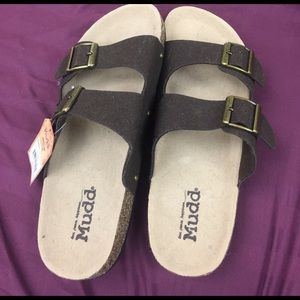 Size medium 7/8 sandals never worn