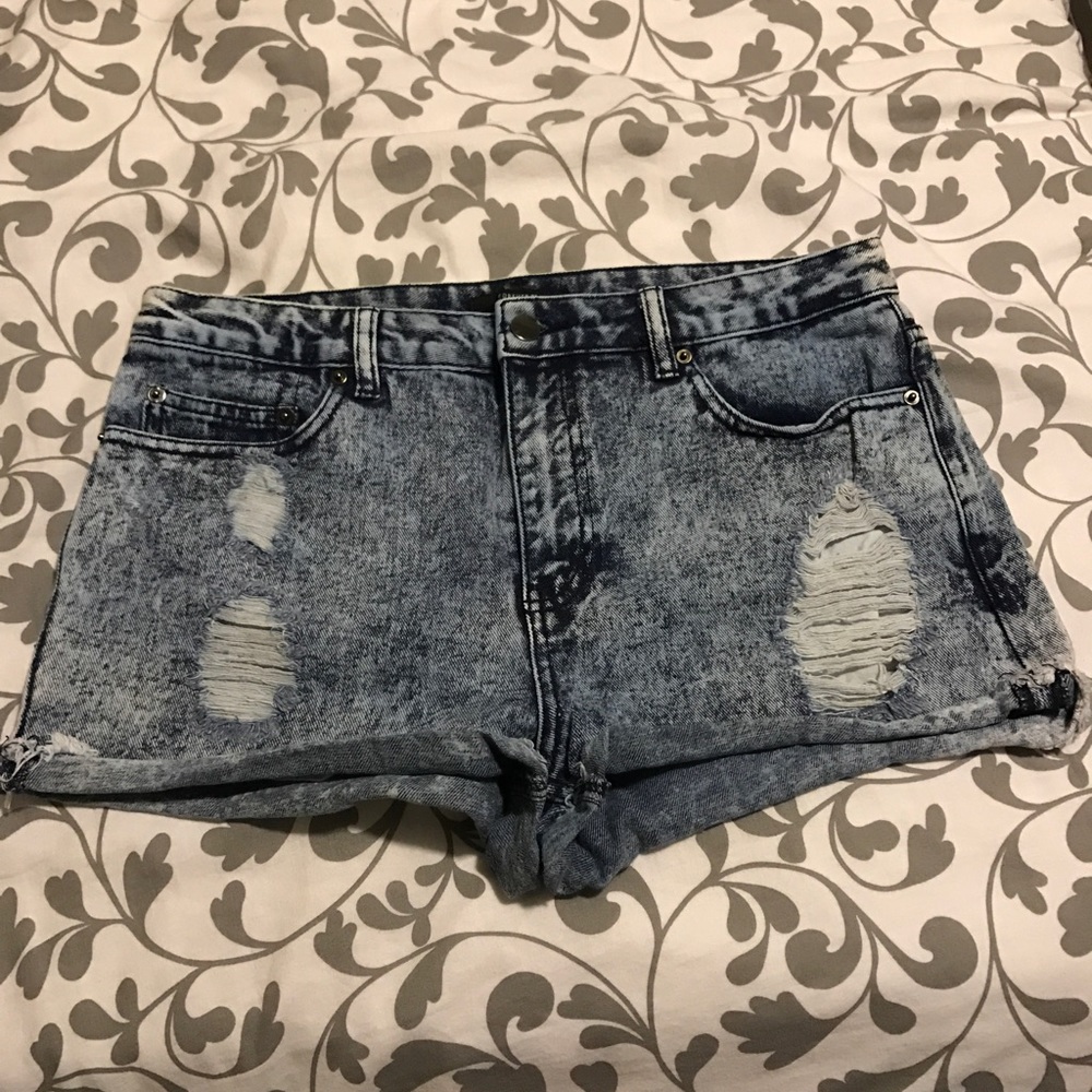 F21 Highwaisted Denim distressed shorts 💜
