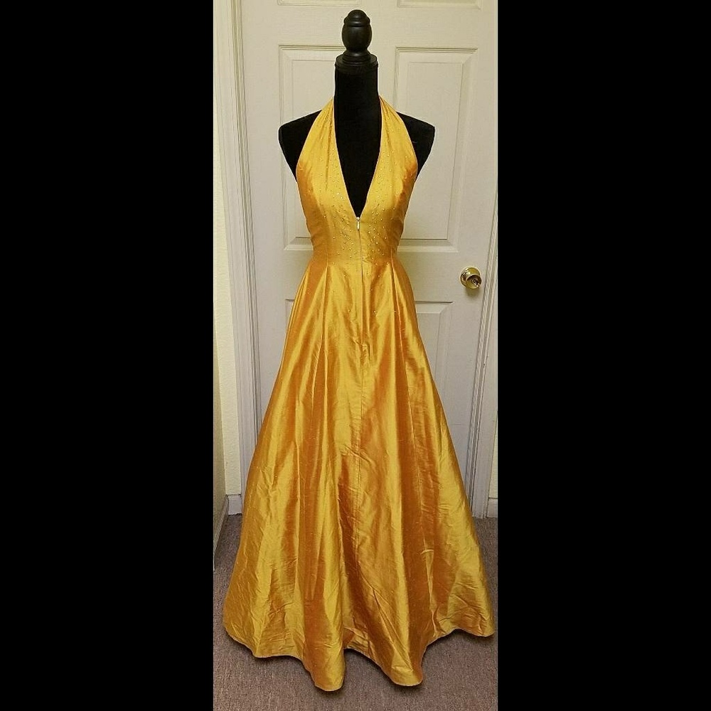 Beautiful Formal Dress V Cut w/rhinestones  Size 6