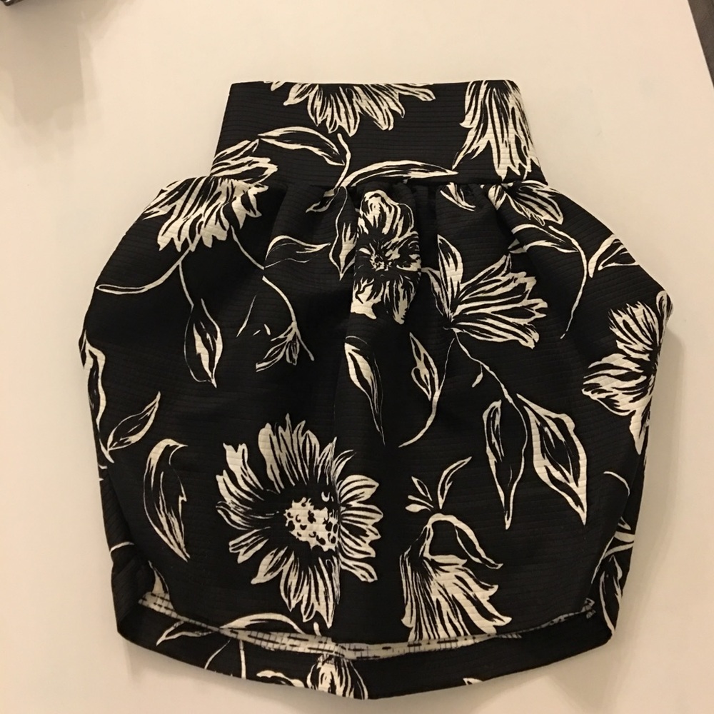 Flowers print mini skirts 😘