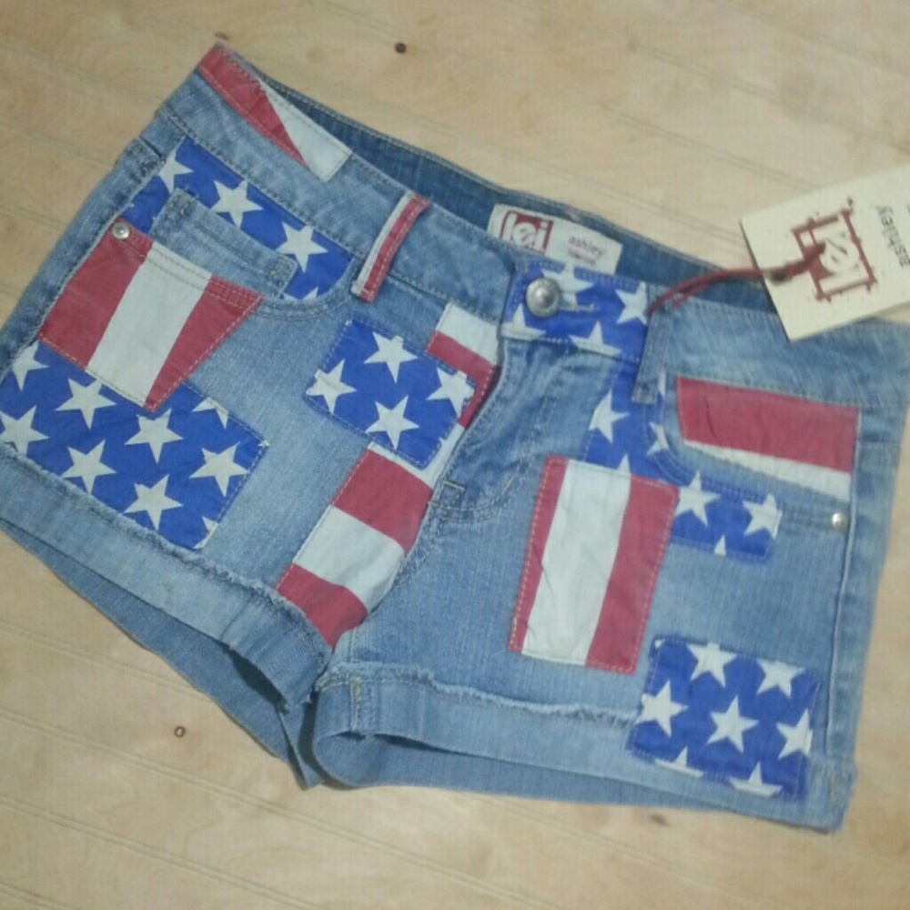 NWT l.e.i. flag patch shorts