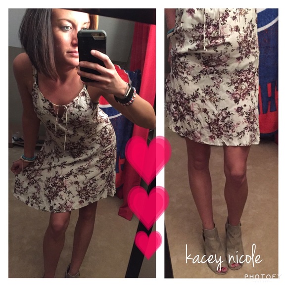 Elegant Floral Sundress - Picture 3 of 3