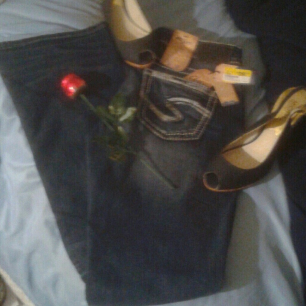 ****NWT!!!!!! Silver Jeans SIZE 28W/33L.